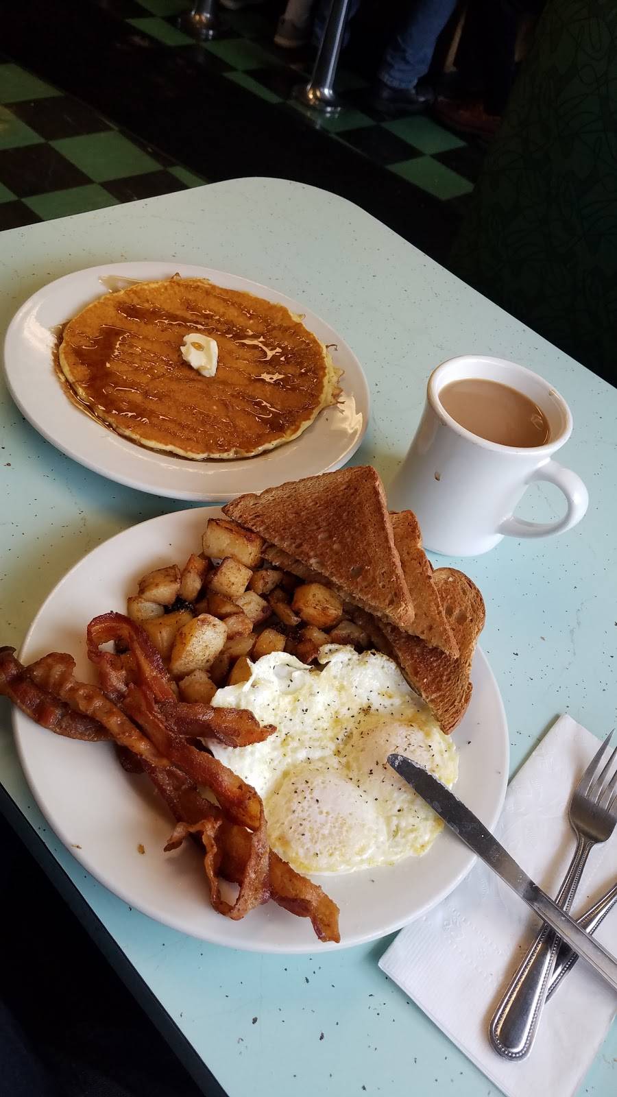 Kerries Northway Diner | restaurant | 51 Main St, Queensbury, NY 12804, USA | 5187410323 OR +1 518-741-0323