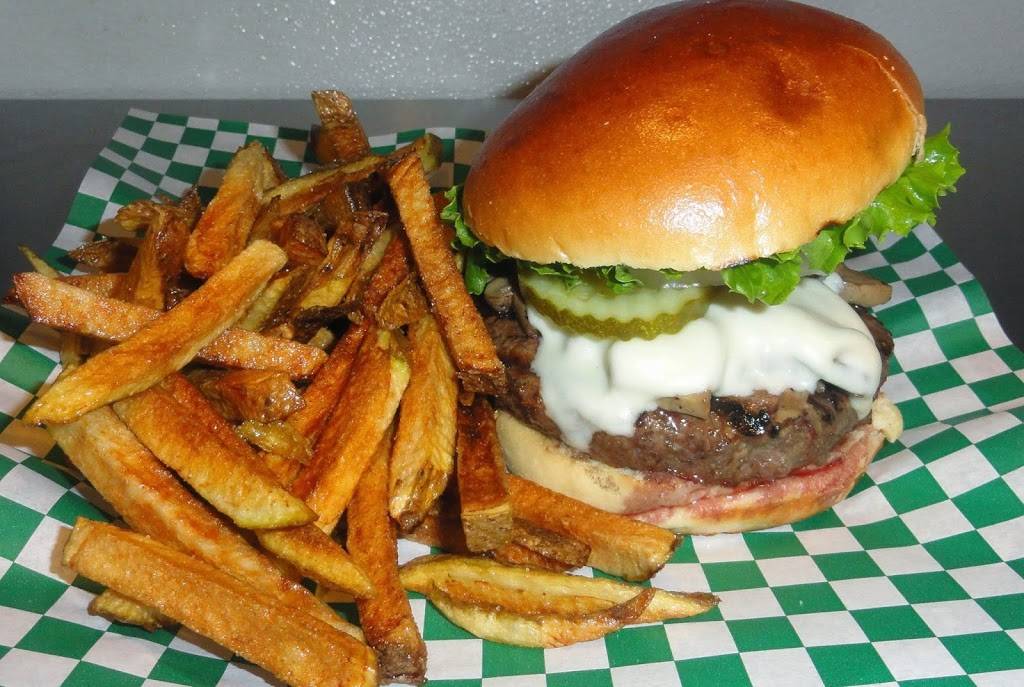 DJs Sports Bar & Grill | restaurant | 222 E Chicago Ave, Westmont, IL 60559, USA | 6309861029 OR +1 630-986-1029