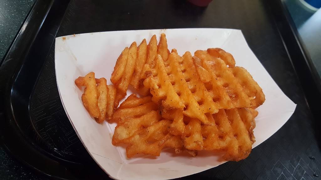 Chick Shack/Campus Burger | restaurant | 2000 N Neil St, Champaign, IL 61820, USA | 2177213163 OR +1 217-721-3163