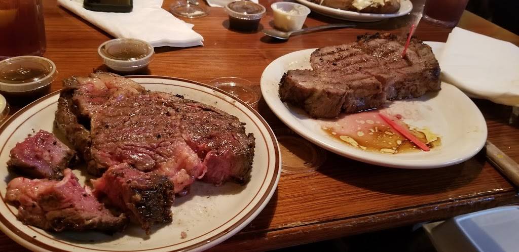 Harry Js Steakhouse | restaurant | 300 Main St, Moscow Mills, MO 63362, USA | 6363669494 OR +1 636-366-9494