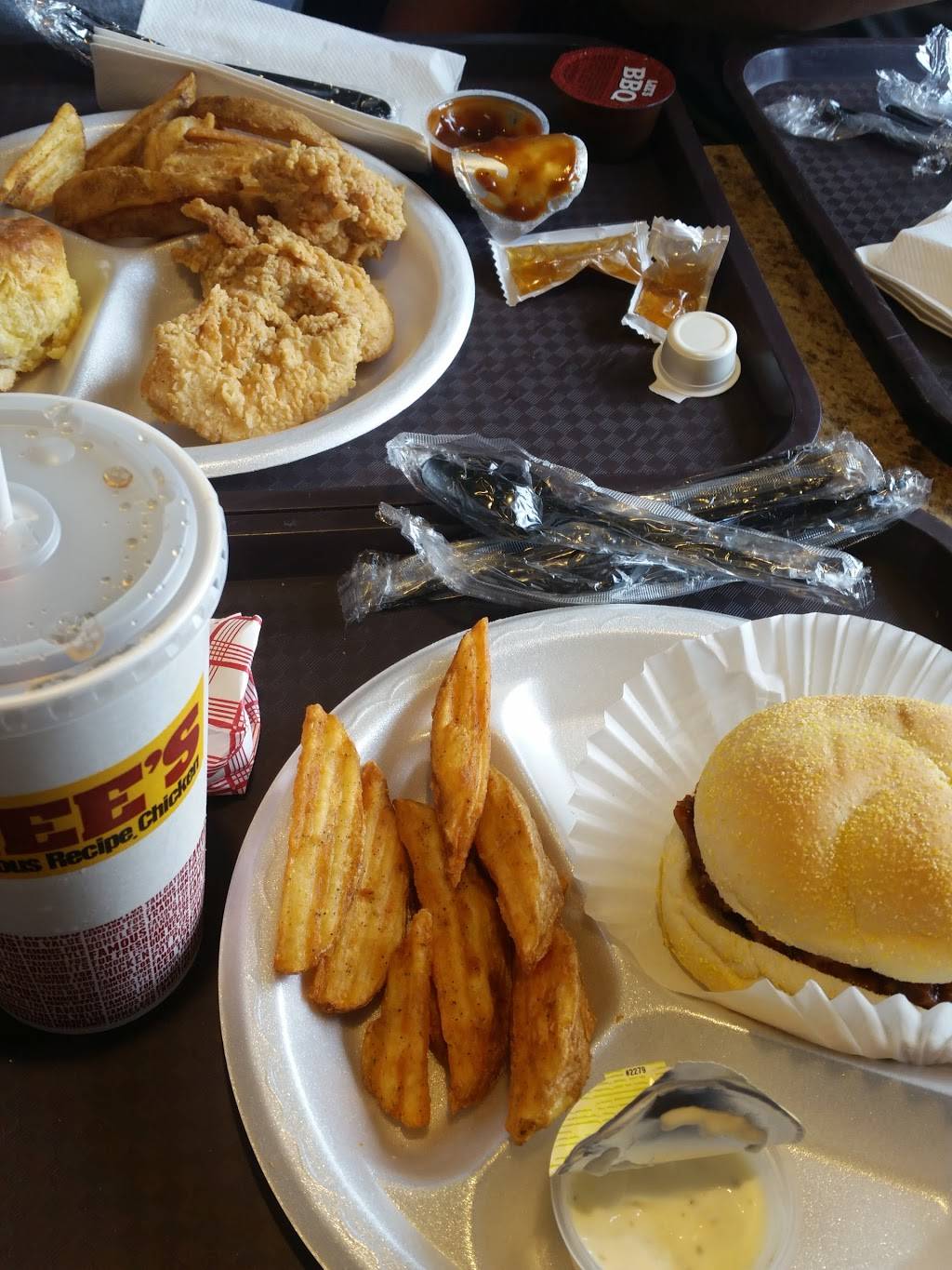 Lees Famous Recipe Chicken | restaurant | 1317 E Apple Ave, Muskegon, MI 49442, USA | 2317773020 OR +1 231-777-3020