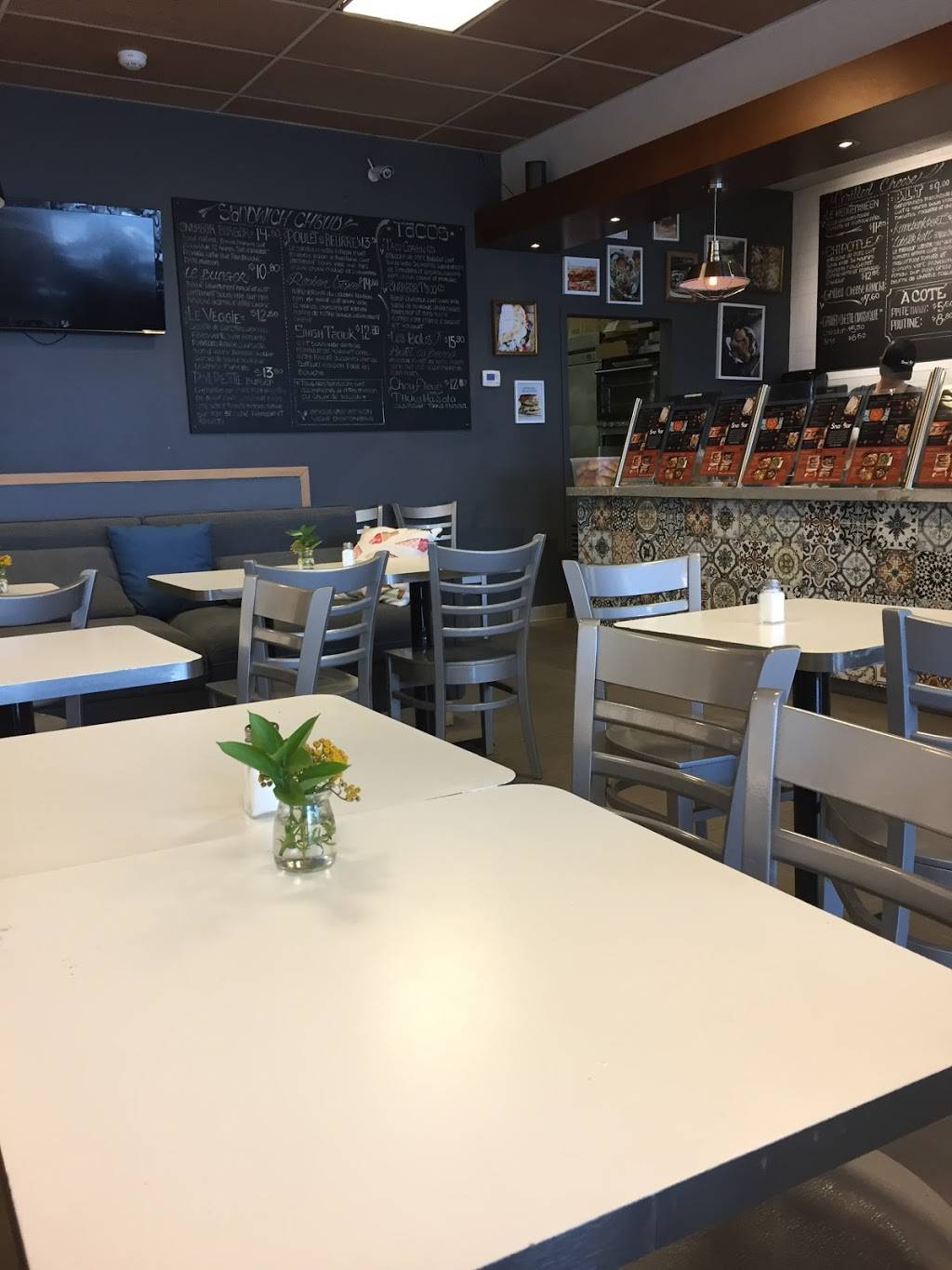 Snak Bar | Cuisinomane | restaurant | 17659 Rue Charles, Mirabel, QC J7J 1L8, Canada | 4504209398 OR +1 450-420-9398