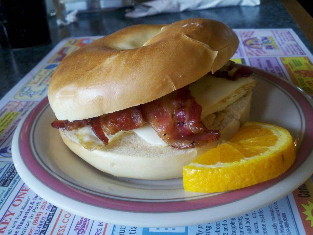 Beach House Grille | restaurant | 910 Ocean Ave, Ocean City, NJ 08226, USA | 6093994059 OR +1 609-399-4059