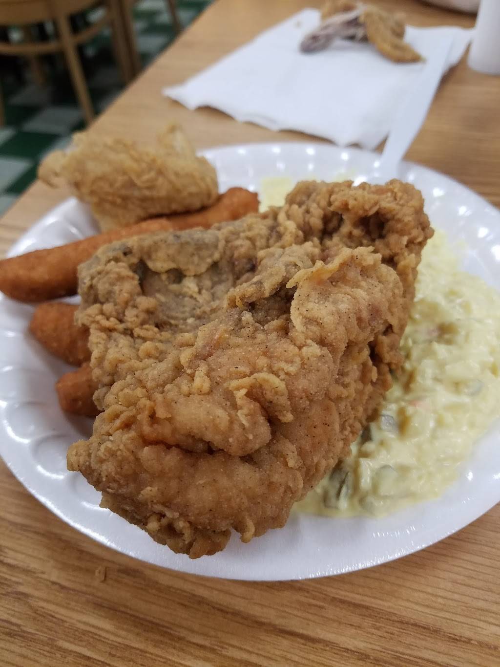 Smithfields Chicken N Bar-B-Q | restaurant | 402 Plaza Dr, Laurinburg, NC 28352, USA | 9102668700 OR +1 910-266-8700