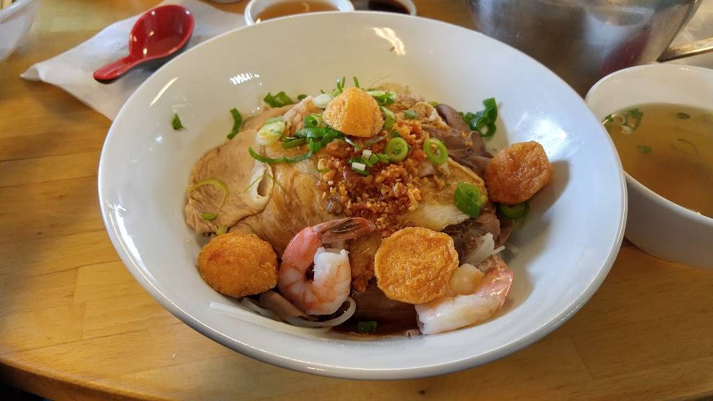 Restaurant Phnom Penh | restaurant | 7153 Chemin de la Côte-des-Neiges, Montréal, QC H3R 2M2, Canada | 5147398214 OR +1 514-739-8214