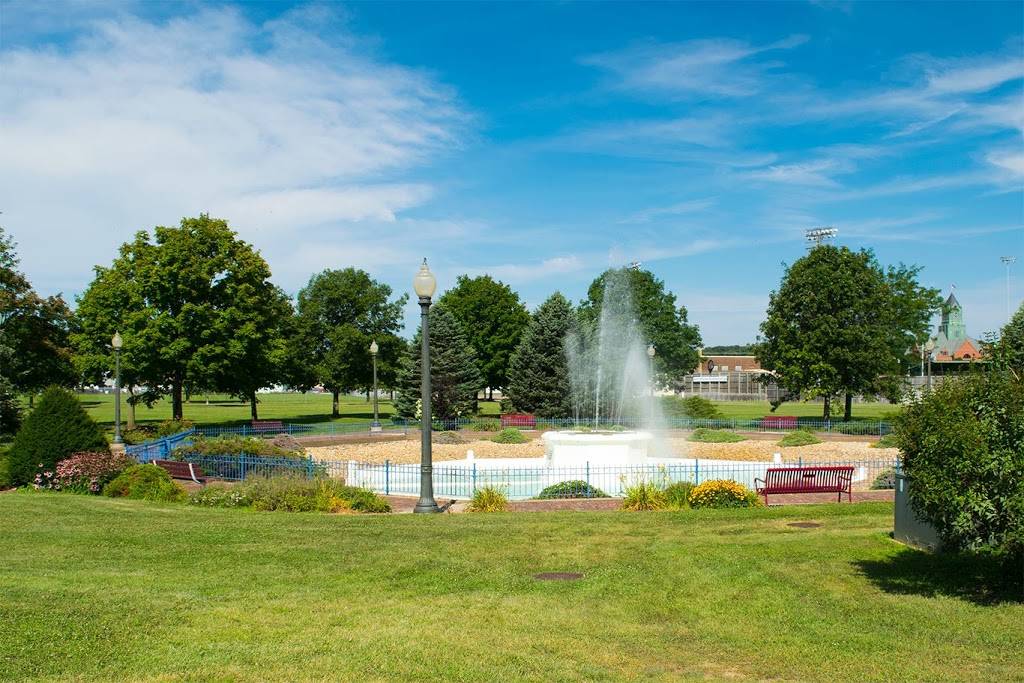 Riverview Park | restaurant | 303 Riverview Dr, Clinton, IA 52732, USA | 5632431260 OR +1 563-243-1260