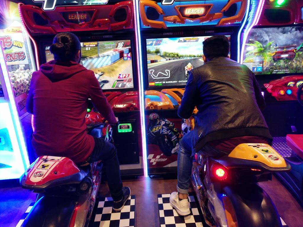 Showplace Entertainment Center & Burgh House | restaurant | 8099 Bell Oaks Dr, Newburgh, IN 47630, USA | 8128536843 OR +1 812-853-6843