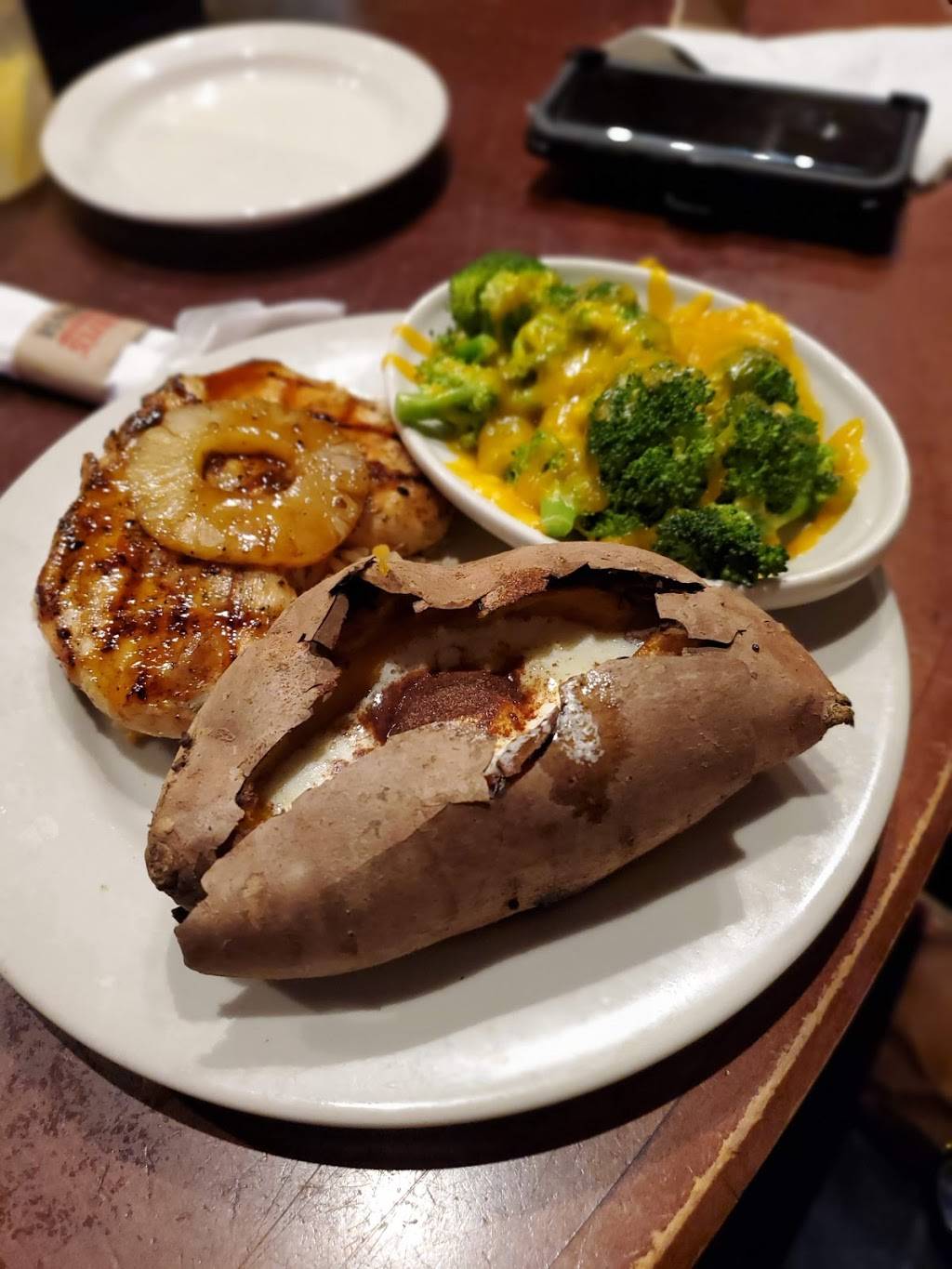 Logans Roadhouse | restaurant | 5000 Bond Blvd, Bessemer, AL 35022, USA | 2054819588 OR +1 205-481-9588