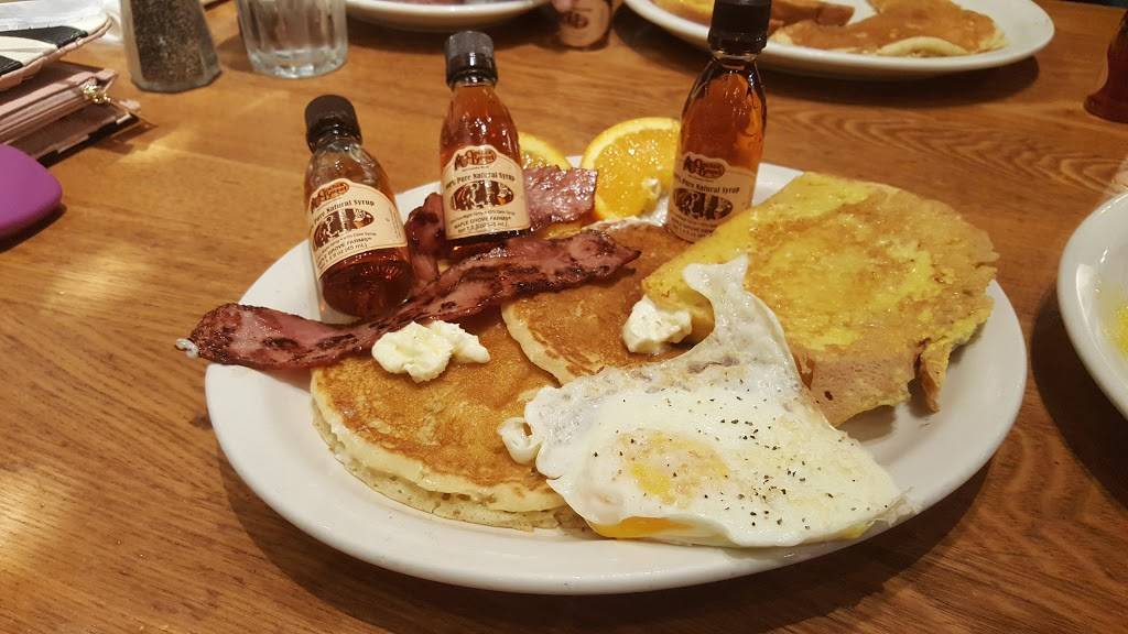 Cracker Barrel Old Country Store | restaurant | 15 Riverton Commons Plaza, Front Royal, VA 22630, USA | 5406358052 OR +1 540-635-8052