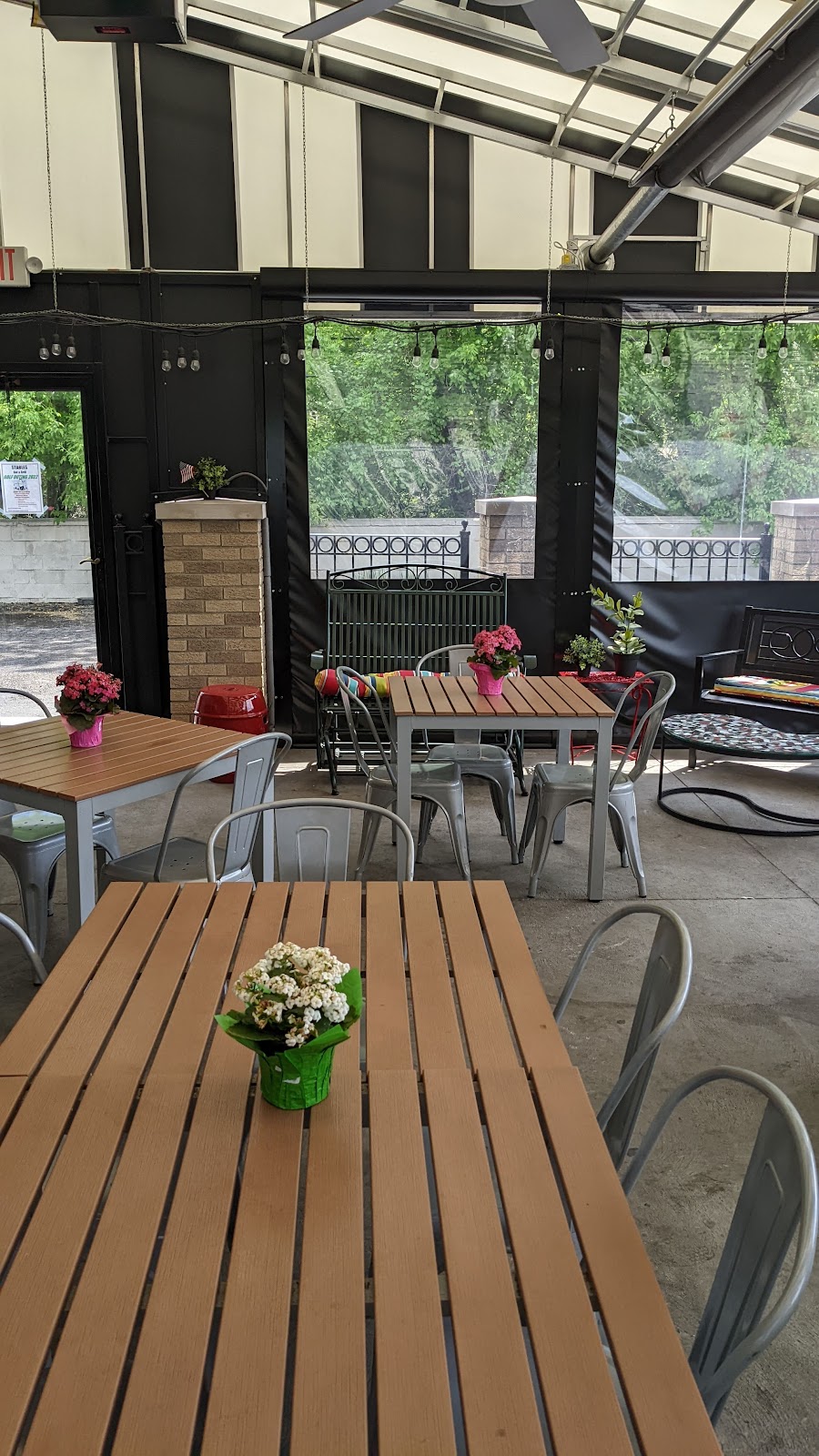 Stables Bar & Grill | restaurant | 14950 Middlebelt Rd, Livonia, MI 48154, USA | 7344271646 OR +1 734-427-1646