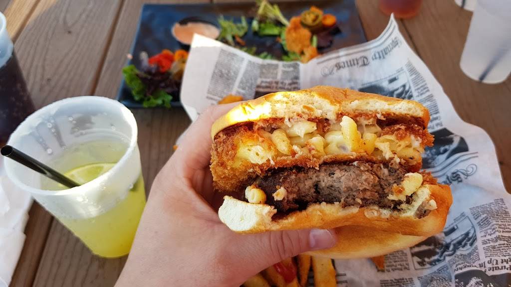 Gators Café & Saloon | restaurant | 12754 Kingfish Dr, Treasure Island, FL 33706, USA | 7273678951 OR +1 727-367-8951