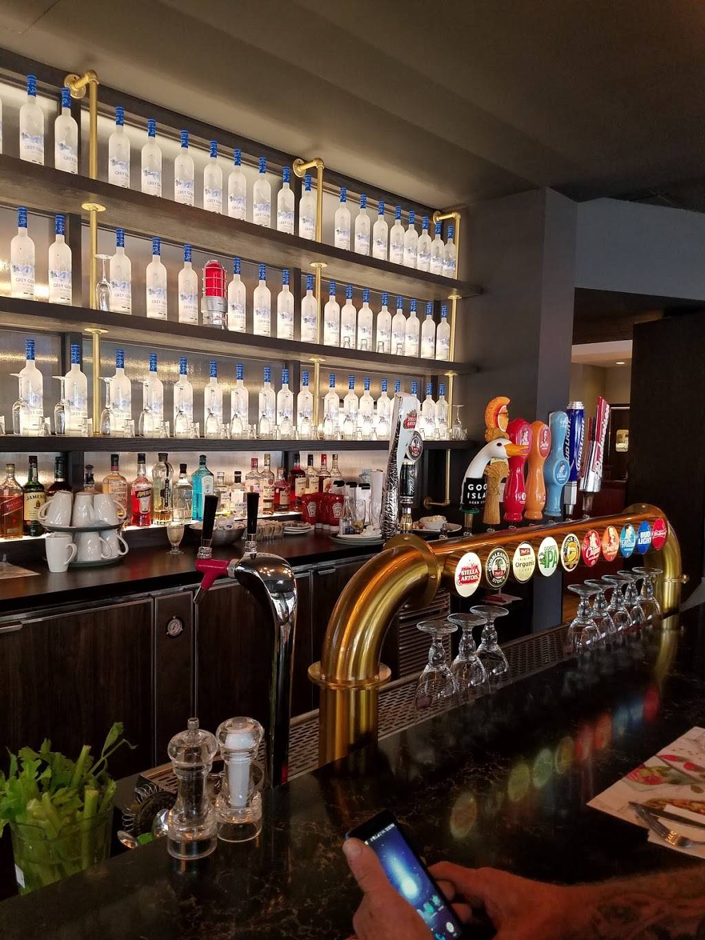 Rôtisserie St-Hubert | restaurant | 350 Boulevard Curé-Labelle, Sainte-Thérèse, QC J7E 2Y1, Canada | 5143855555 OR +1 514-385-5555