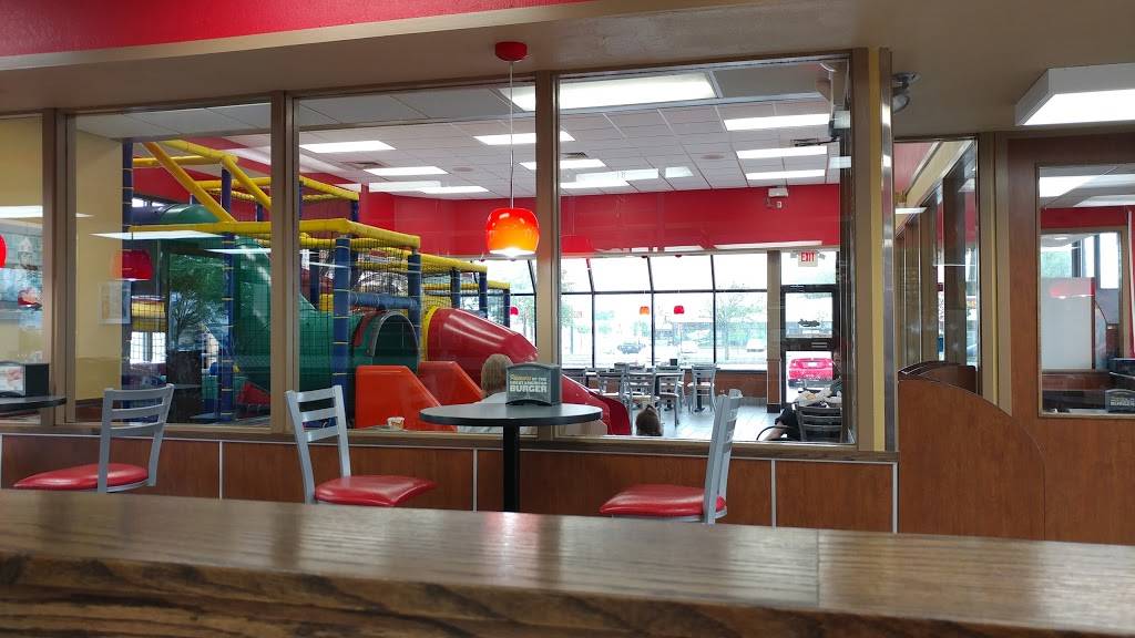 Hardees | restaurant | 2450 E Layton Ave, St Francis, WI 53235, USA | 4147449690 OR +1 414-744-9690