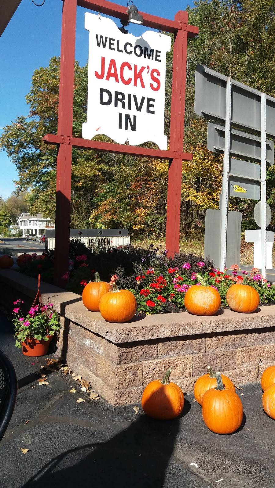 Jacks Drive-In | restaurant | 24 Main Ave, Wynantskill, NY 12198, USA | 5182835110 OR +1 518-283-5110