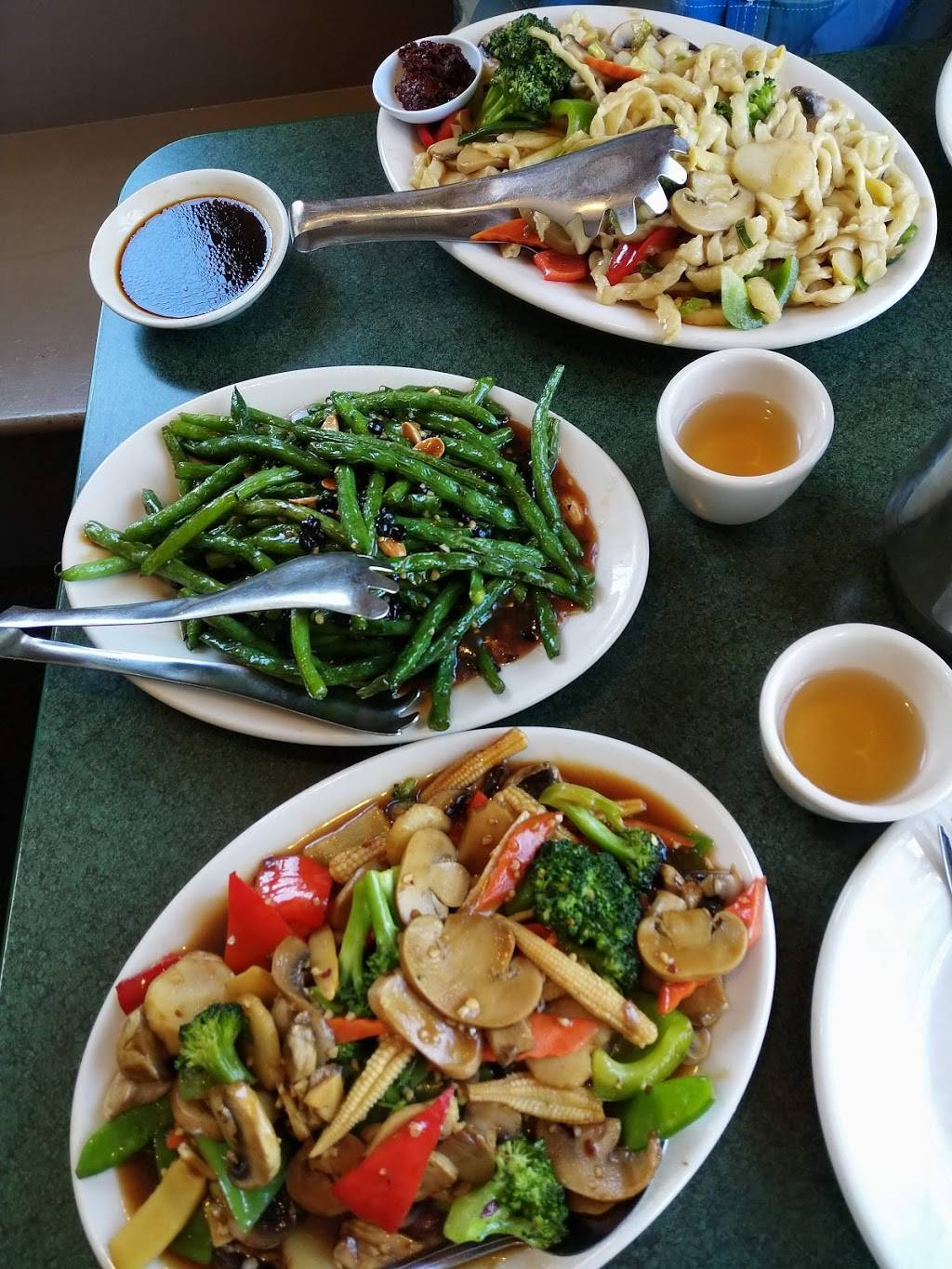 Snappy Dragon | restaurant | 8917 Roosevelt Way NE, Seattle, WA 98115, USA | 2065285575 OR +1 206-528-5575