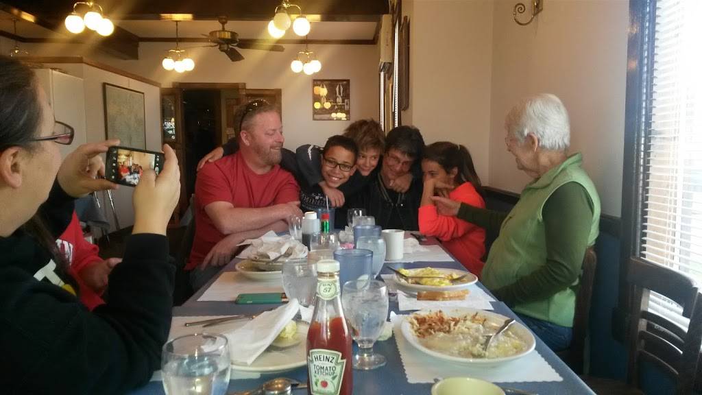 Donnies Restaurant | restaurant | 1020 E Main St, Reedsburg, WI 53959, USA | 6085248664 OR +1 608-524-8664