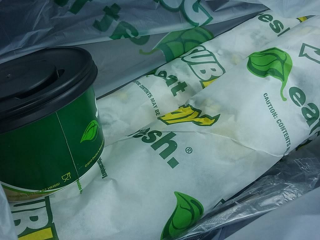 Subway Restaurants | restaurant | 455 W Pioneer Pkwy, Grand Prairie, TX 75051, USA | 9722649898 OR +1 972-264-9898