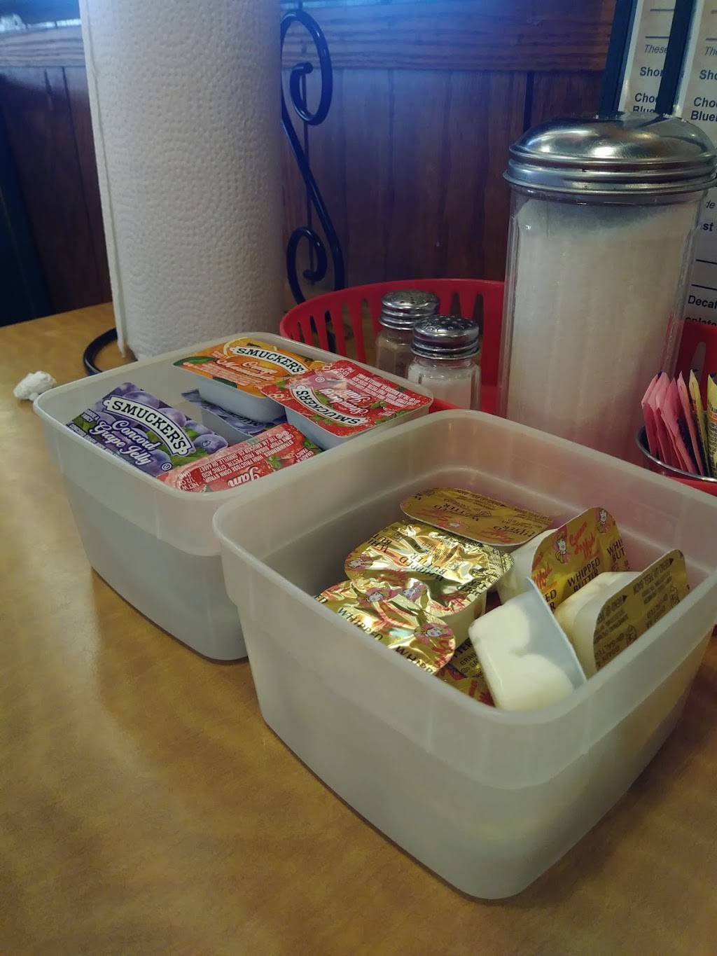 Joes Pizza And Restaurant | meal takeaway | 38 S Sproul Rd, Broomall, PA 19008, USA | 6103569848 OR +1 610-356-9848