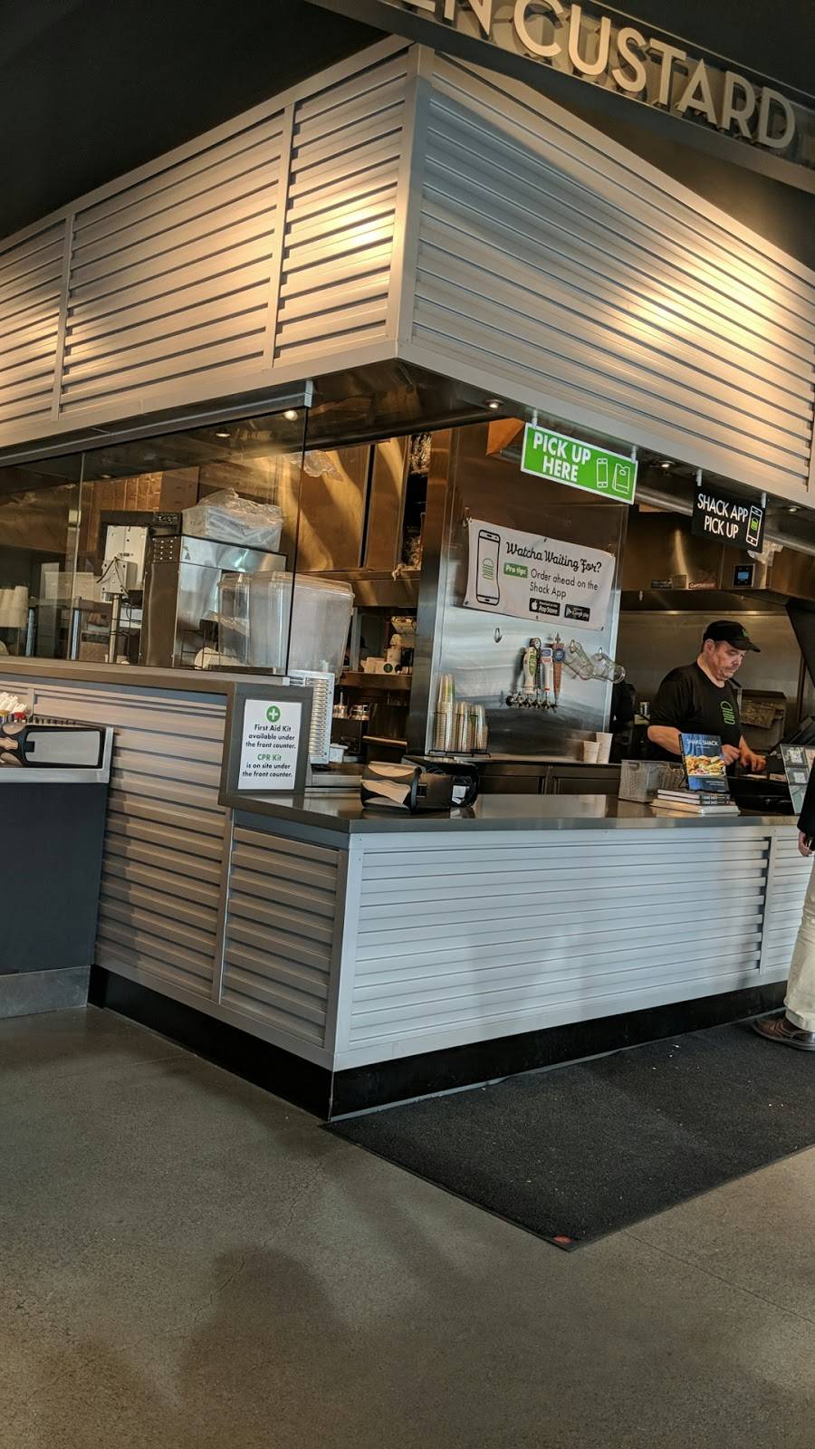 Shake Shack | restaurant | 1340 Post Rd, Darien, CT 06820, USA | 2036141411 OR +1 203-614-1411