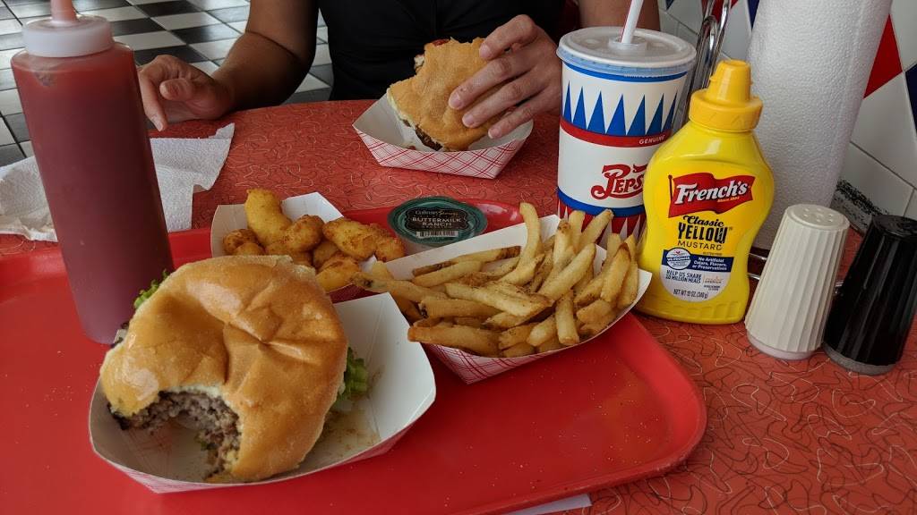 Waynes Drive-In | restaurant | 1331 Covered Bridge Rd, Cedarburg, WI 53012, USA | 2623759999 OR +1 262-375-9999