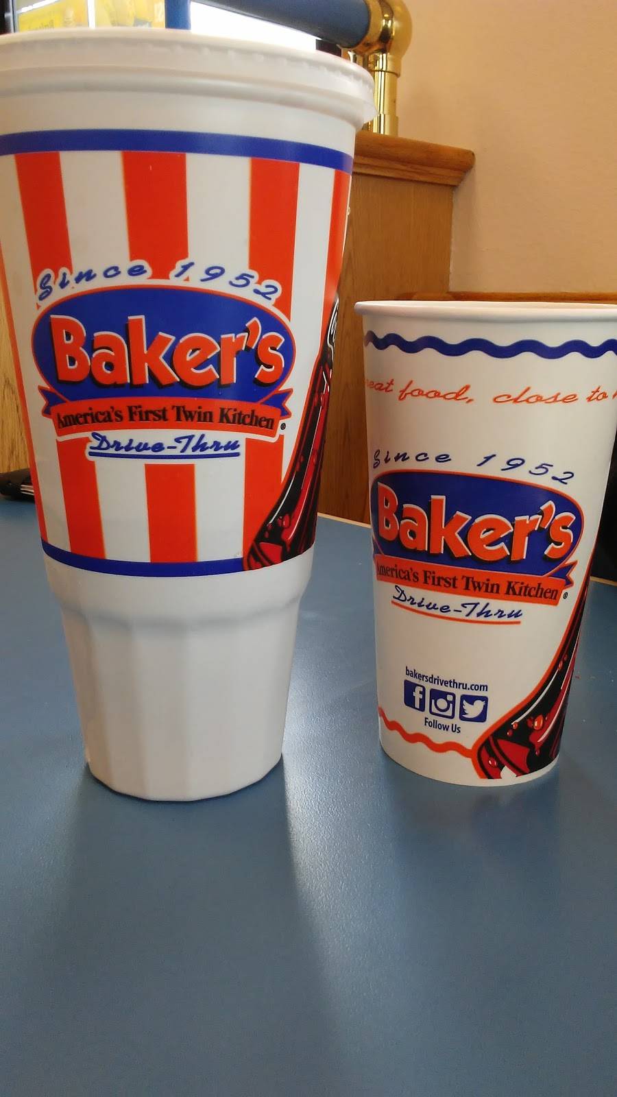 Bakers Drive-Thru | restaurant | 500 E Foothill Blvd, Rialto, CA 92376, USA | 9098845233 OR +1 909-884-5233