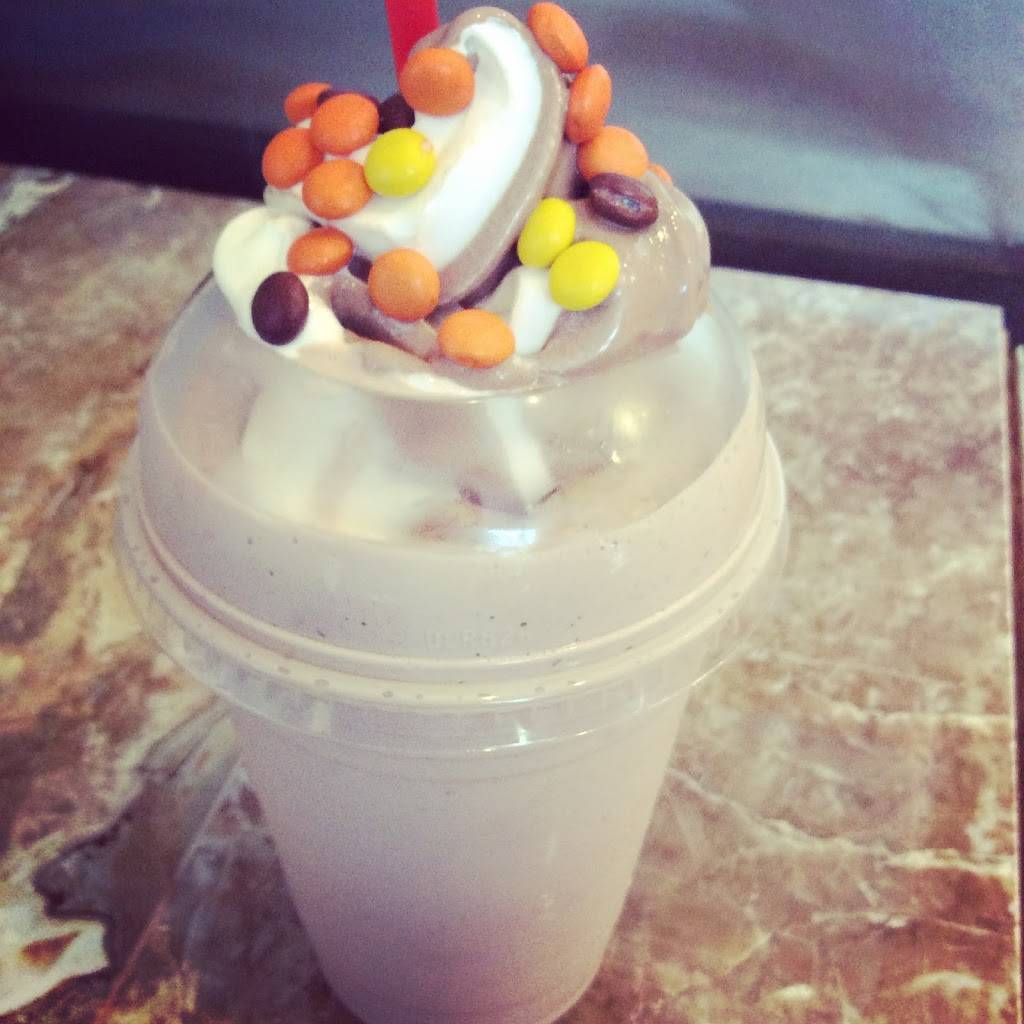 Breezy Dogs Shakes & More | restaurant | 410 Beach 129th St, Rockaway Park, NY 11694, USA | 7186347000 OR +1 718-634-7000