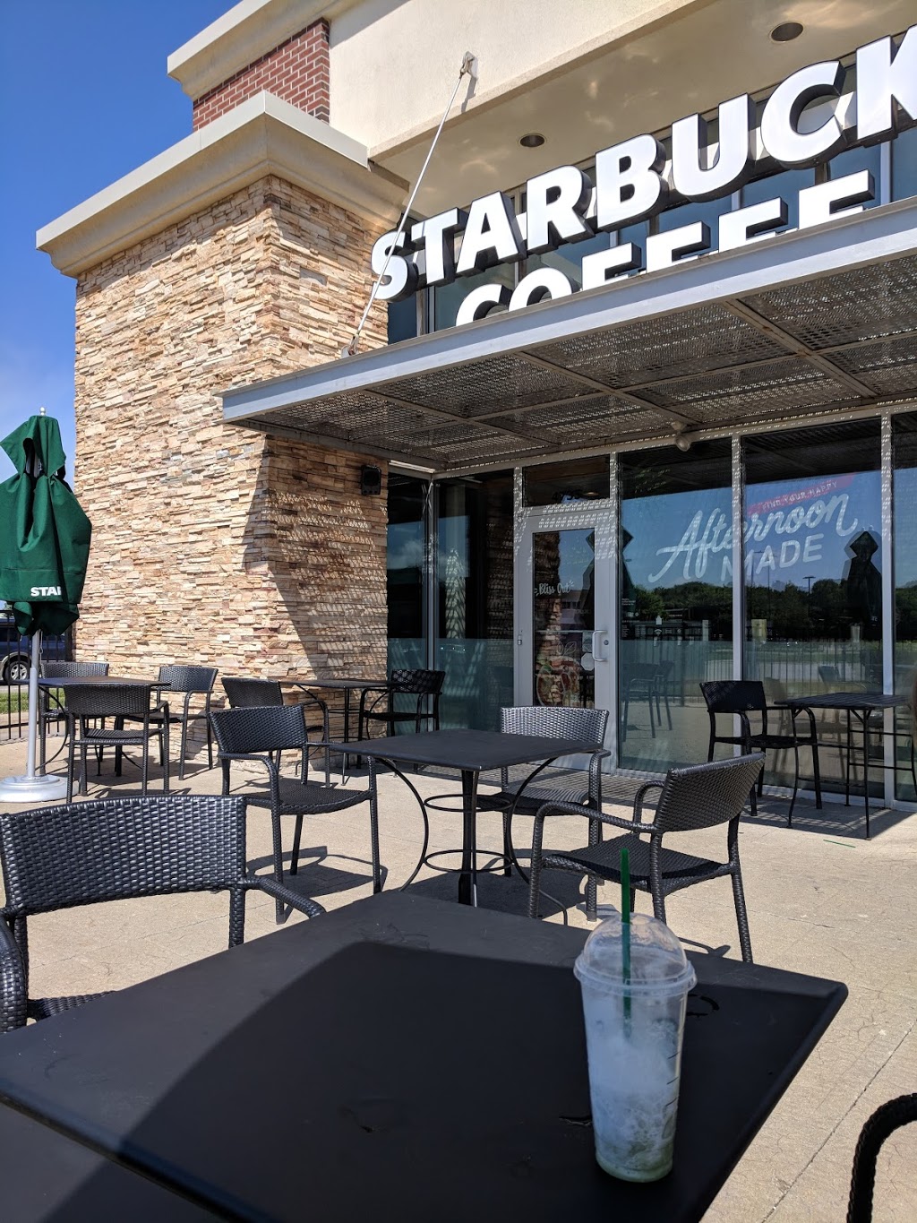 Starbucks | cafe | 4735 Sergeant Rd, Sioux City, IA 51106, USA | 7122746863 OR +1 712-274-6863