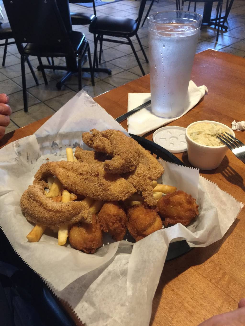 A & Js Catfish Station | restaurant | 5950 Knight Arnold Rd Ext, Memphis, TN 38115, USA | 9017950300 OR +1 901-795-0300