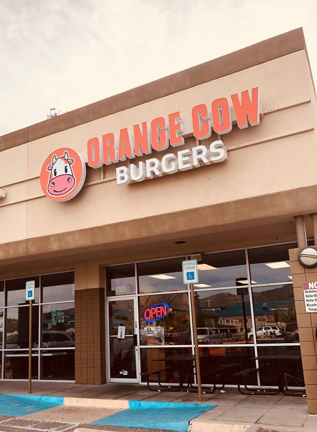 Orange Cow Burgers | restaurant | 955 N Resler Dr ste 110, El Paso, TX 79912, USA | 9153000251 OR +1 915-300-0251