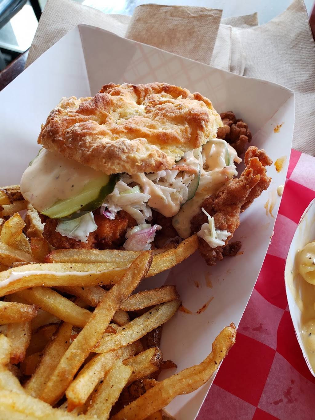 The Roost Carolina Kitchen | restaurant | 3474 N Clark St, Chicago, IL 60657, USA | 7733608303 OR +1 773-360-8303