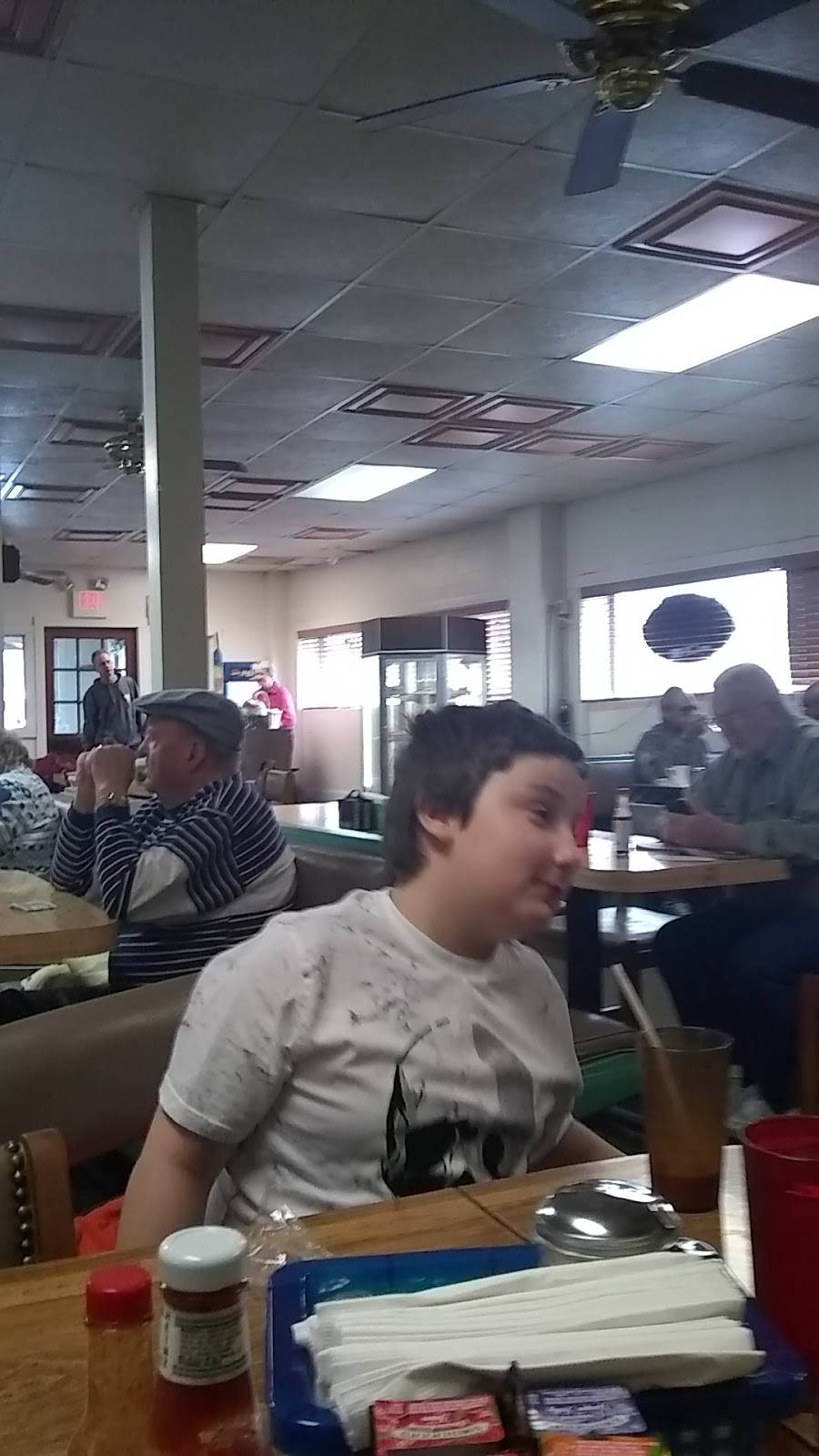 Clares | restaurant | 2502 E William St, Decatur, IL 62521, USA | 2174283437 OR +1 217-428-3437