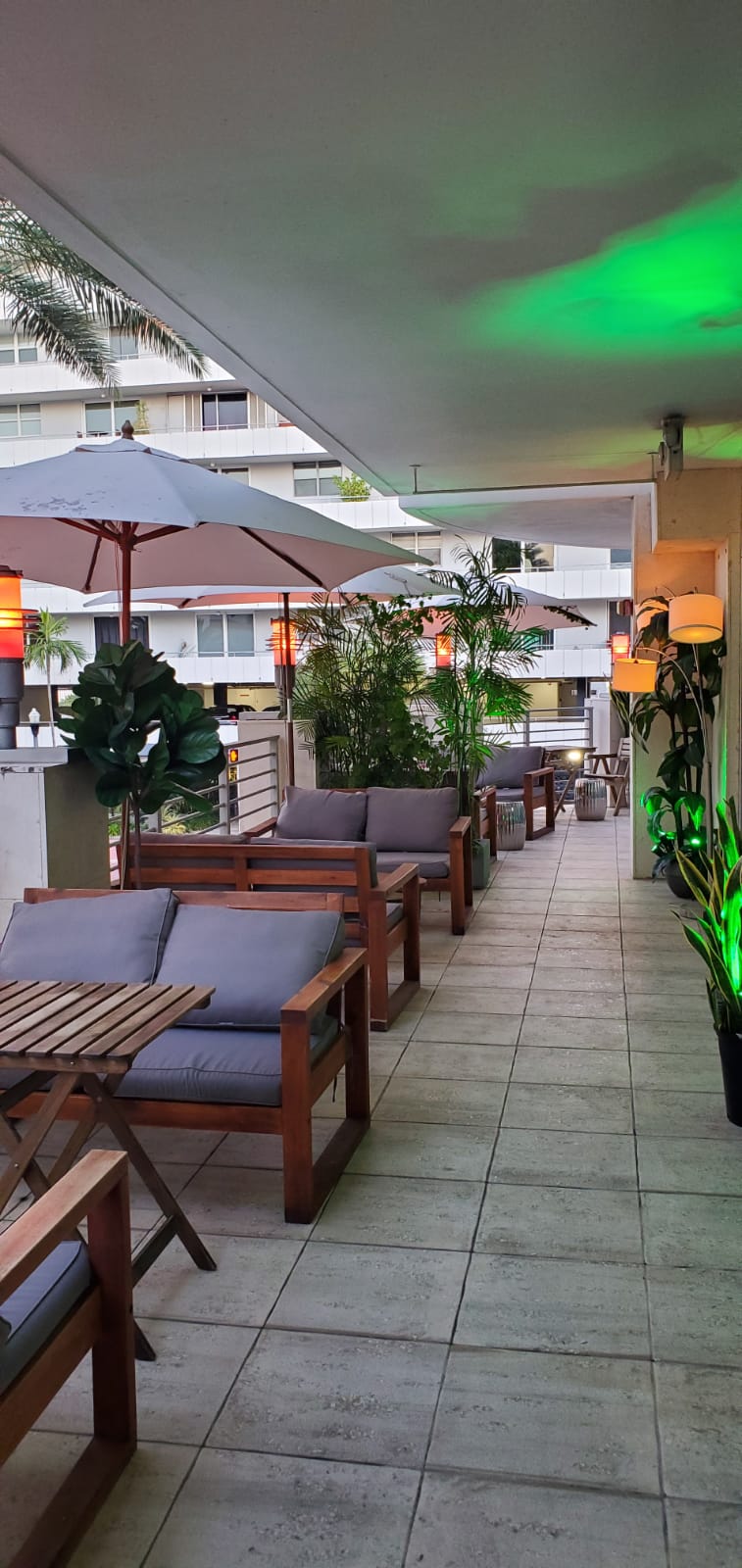 Hookah | restaurant | 448 Ocean Dr, Miami Beach, FL 33139, USA | 3053978100 OR +1 305-397-8100