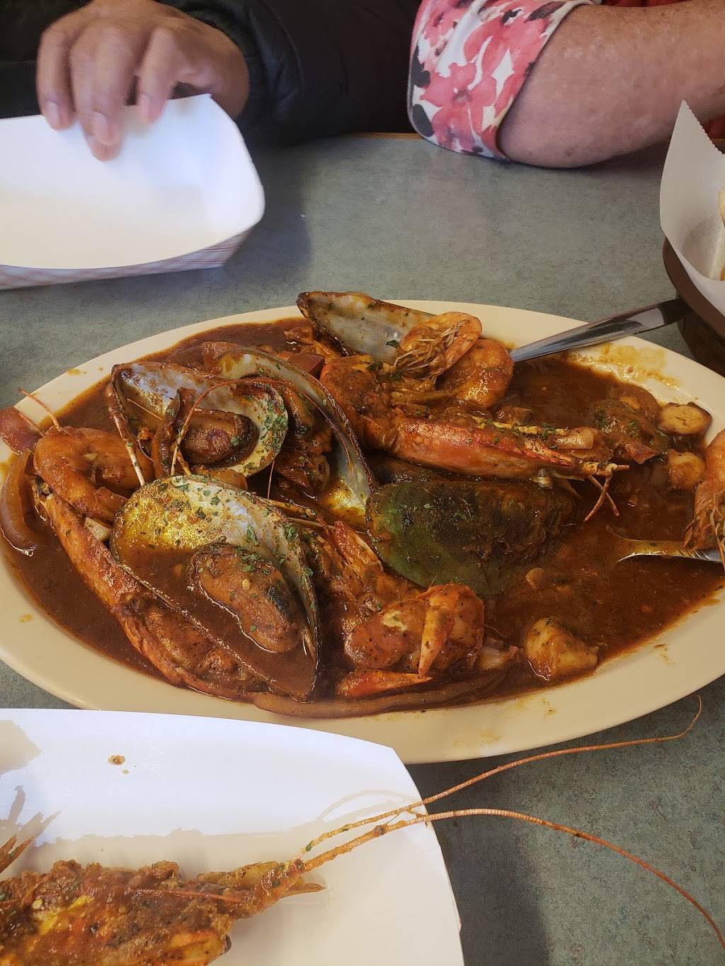 Las Mojarras Restaurant | restaurant | 3522 E 100th St, Chicago, IL 60617, USA | 7739337237 OR +1 773-933-7237