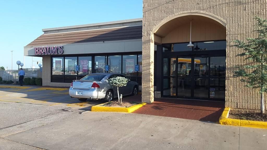 Braums Ice Cream & Burger Restaurant | restaurant | 1304 Garth Brooks Blvd, Yukon, OK 73099, USA | 4053542619 OR +1 405-354-2619