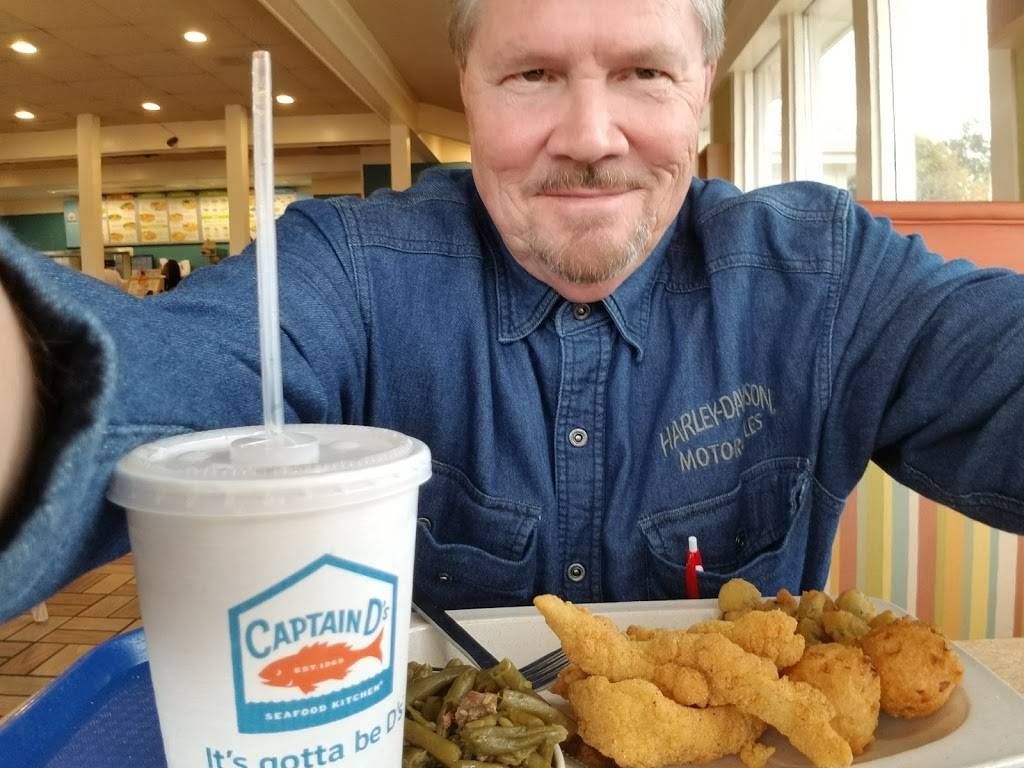 Captain Ds | restaurant | 179 E E.H.Crump Blvd, Memphis, TN 38106, USA | 9017745660 OR +1 901-774-5660