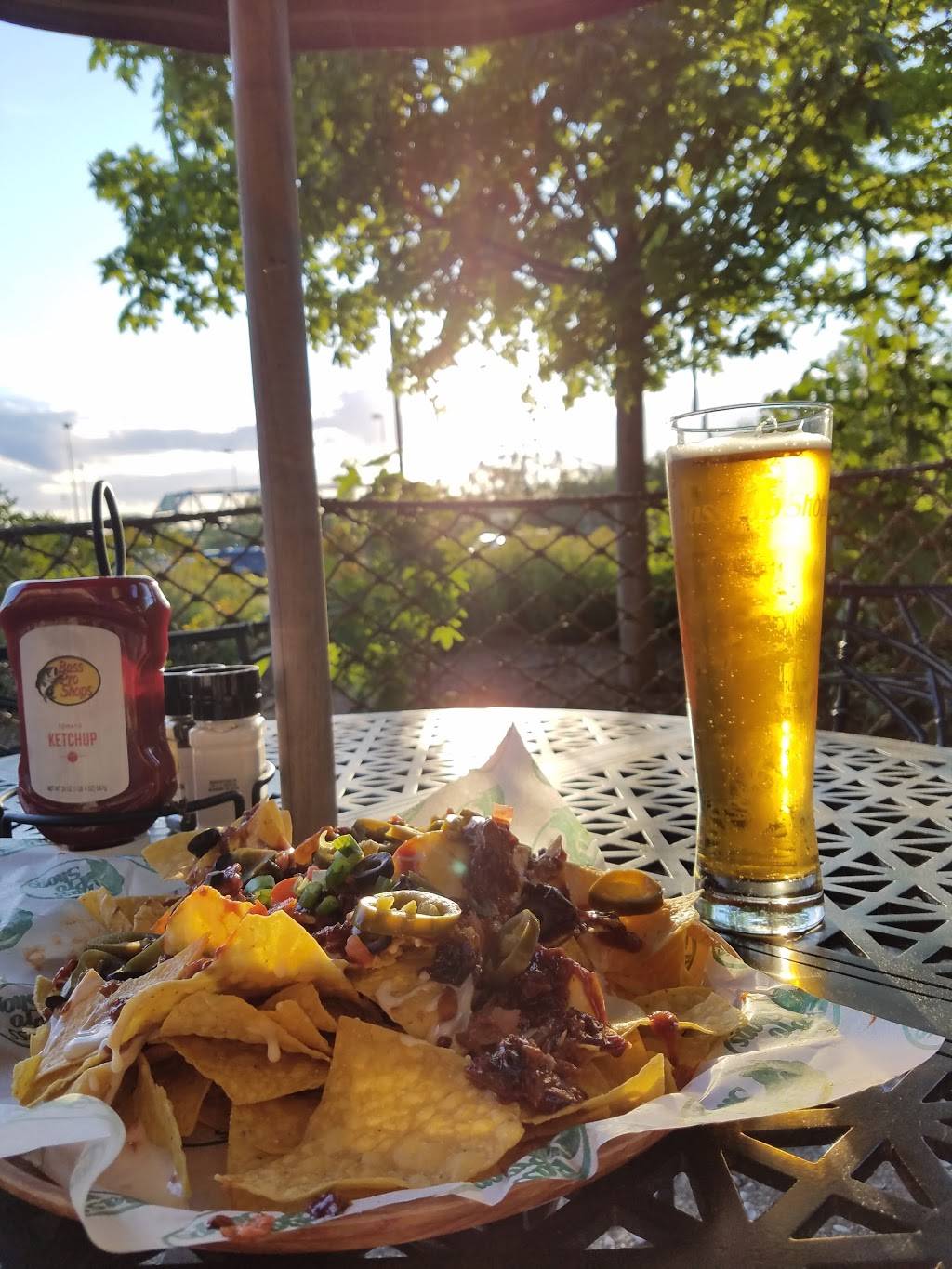 Uncle Bucks Fish Bowl and Grill | restaurant | 1000 Bass Pro Shops Dr, East Peoria, IL 61611, USA | 3094273300 OR +1 309-427-3300