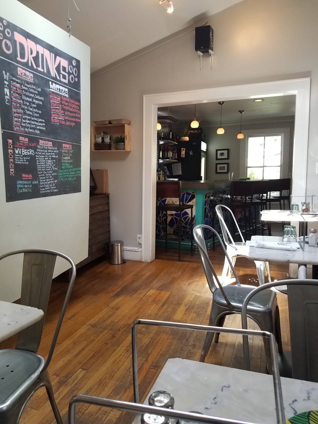 Lolas Pizza | restaurant | 1038 Bridge Rd, Charleston, WV 25314, USA | 3043435652 OR +1 304-343-5652