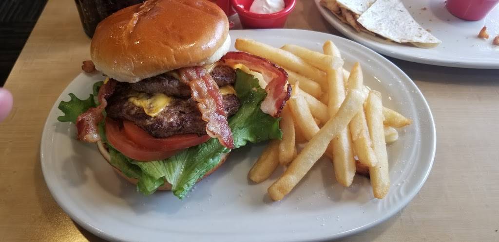 Friendlys | restaurant | 318 N Dupont Hwy, Dover, DE 19901, USA | 3026783999 OR +1 302-678-3999