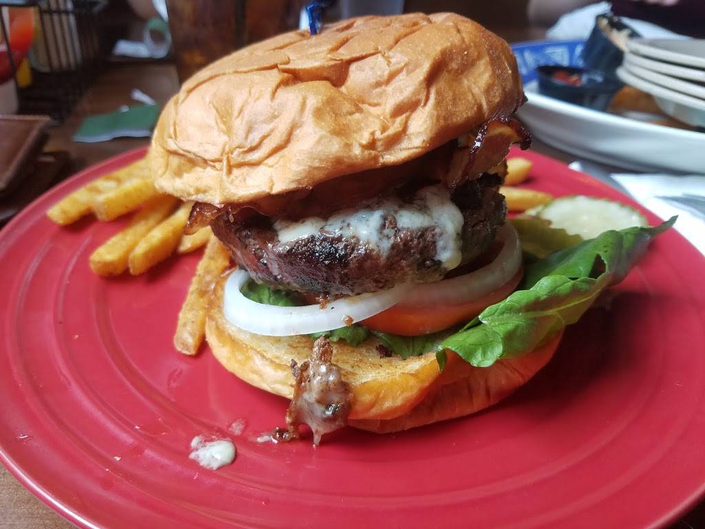 The Crazy Gator | restaurant | 402 N Bay St, Eustis, FL 32726, USA | 3525895885 OR +1 352-589-5885