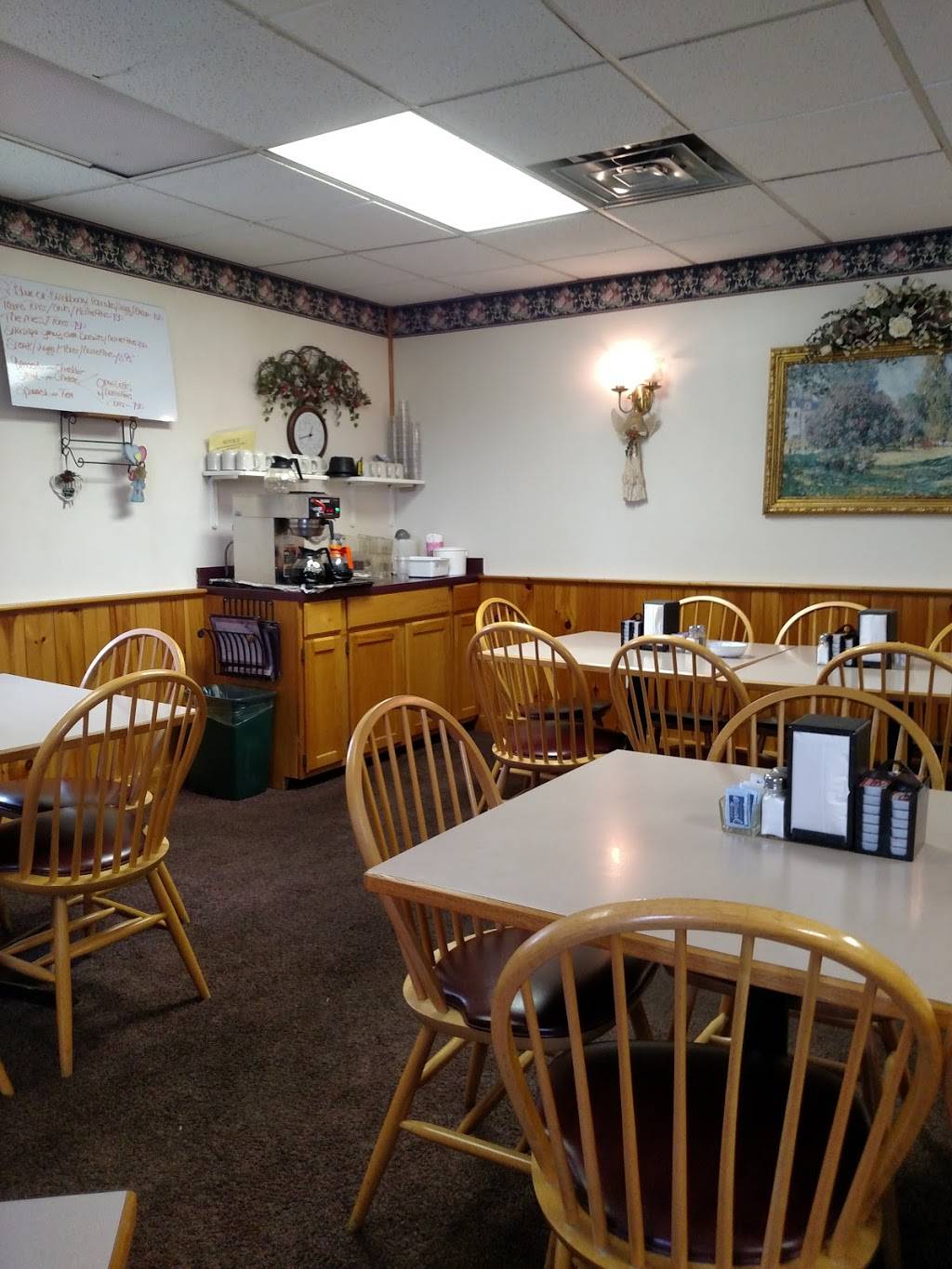 Lindas Corner Diner | restaurant | 1173 Auburn Rd, Locke, NY 13092, USA | 6075339810 OR +1 607-533-9810