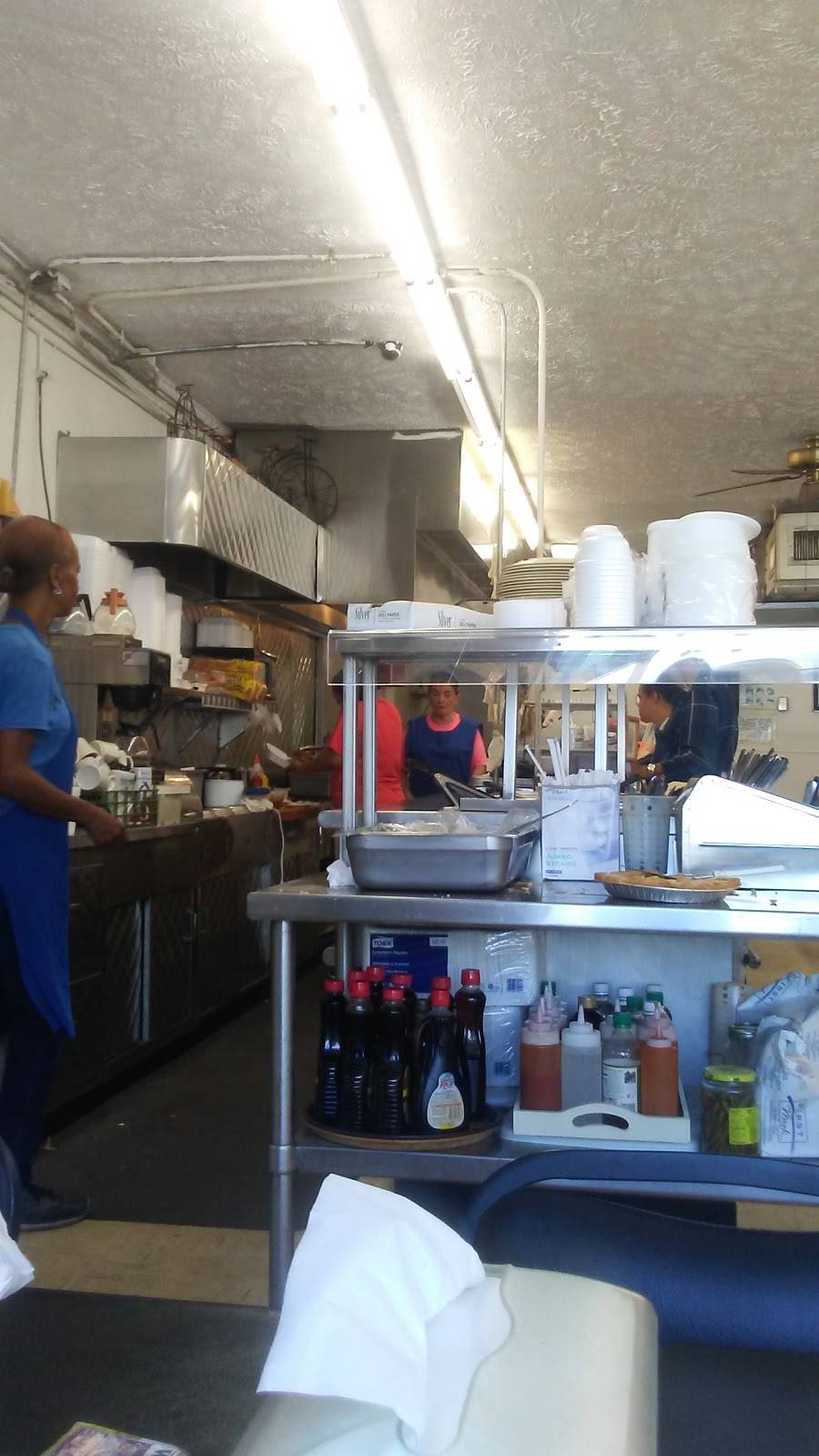 Betty Carols Diner | restaurant | 916 E 2nd St, Lumberton, NC 28358, USA | 9102720607 OR +1 910-272-0607