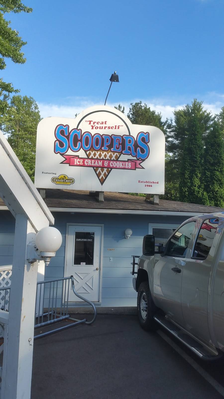 Scoopers - Ice Cream | restaurant | E1209 County Q, Waupaca, WI 54981, USA | 7152586061 OR +1 715-258-6061