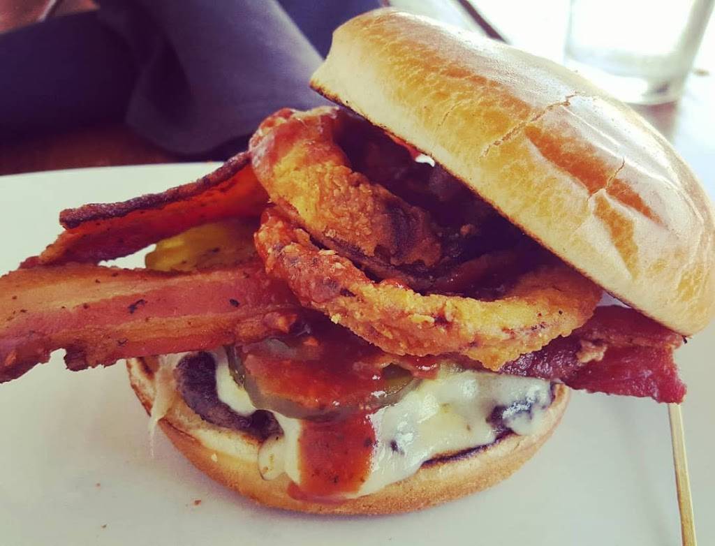 Tin Top Burgers & Beer | restaurant | 283 S Union Ave, New Braunfels, TX 78130, USA | 8305079138 OR +1 830-507-9138