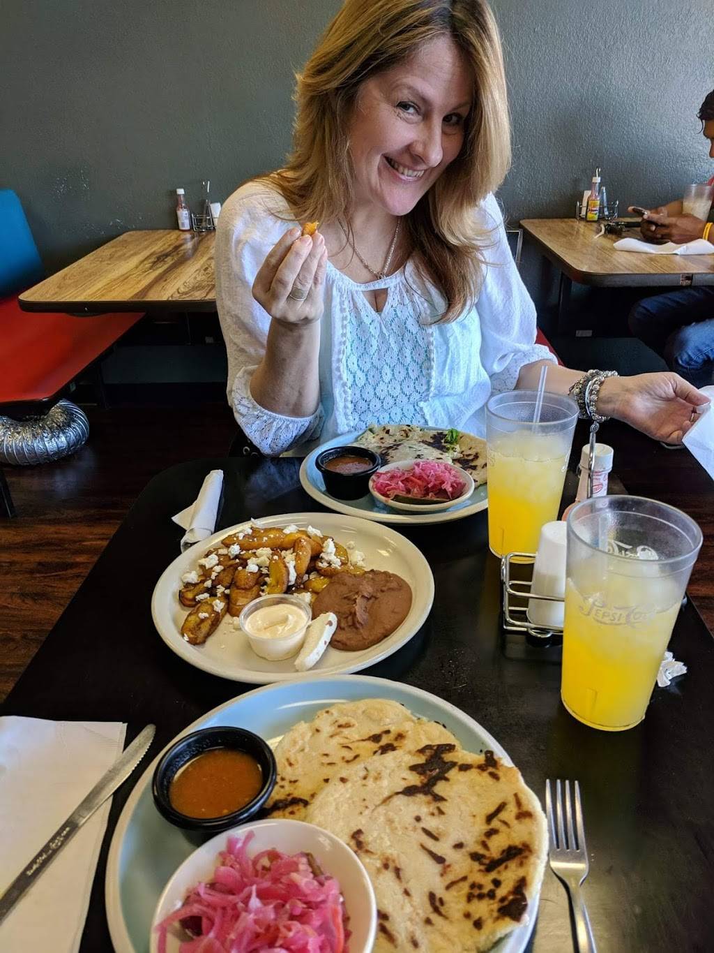 Las Tres Fronteras | restaurant | 7940 E 21st St, Tulsa, OK 74129, USA | 9189499358 OR +1 918-949-9358