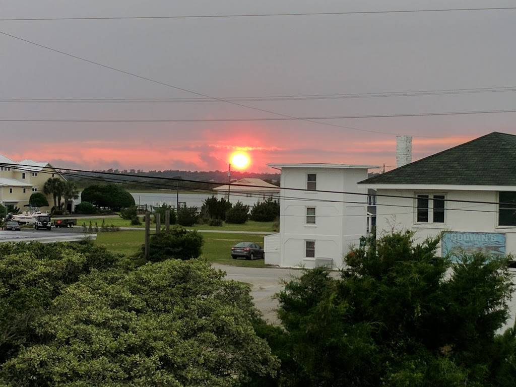 Jolly Roger Inn & Pier | restaurant | 803 Ocean Blvd, Topsail Beach, NC 28445, USA | 9103284616 OR +1 910-328-4616