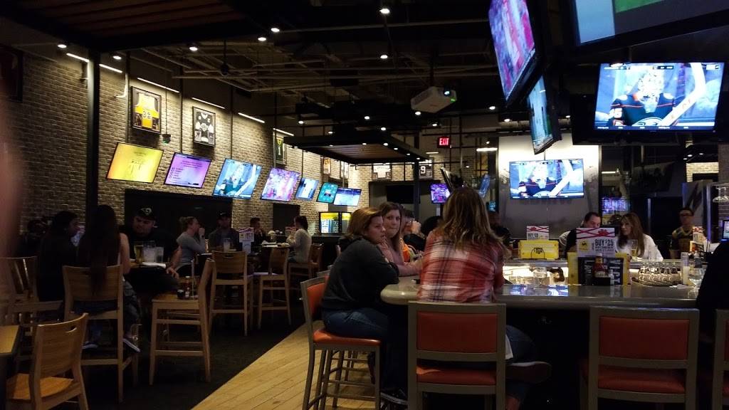 Buffalo Wild Wings | restaurant | 1555 Simi Town Center Way, Simi Valley, CA 93065, USA | 8055205815 OR +1 805-520-5815