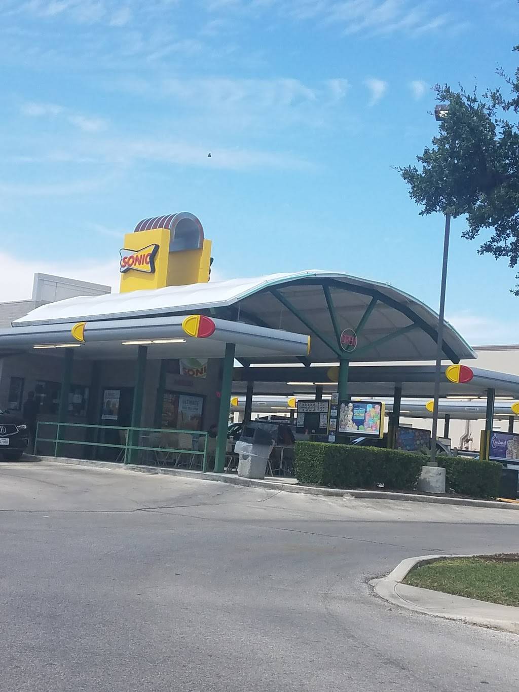 Sonic Drive-In | restaurant | 14635 Huebner Rd, San Antonio, TX 78230, USA | 2104798327 OR +1 210-479-8327