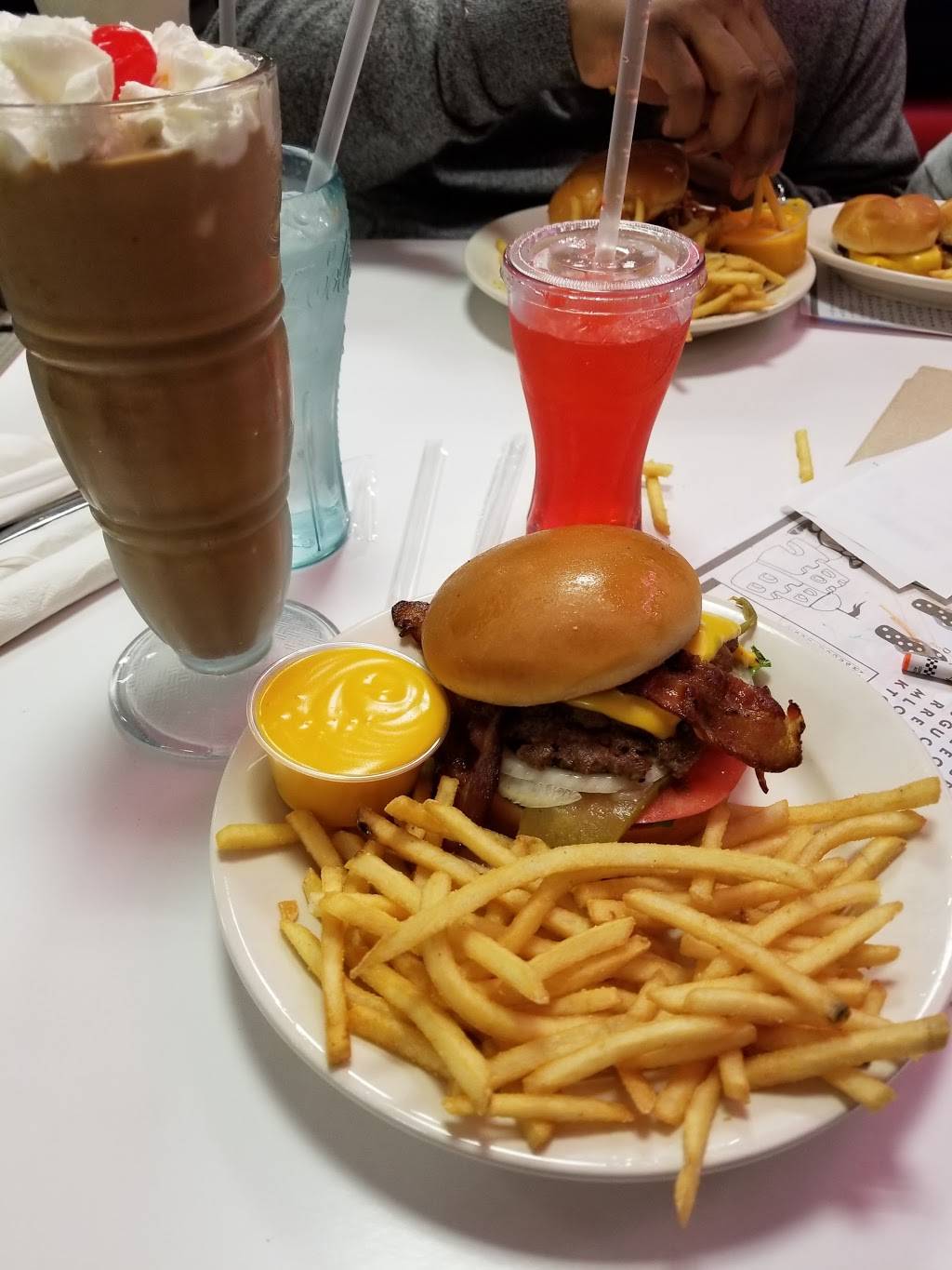 Steak n Shake | restaurant | 13800 Lakeside Cir, Sterling Heights, MI 48313, USA | 5865328183 OR +1 586-532-8183