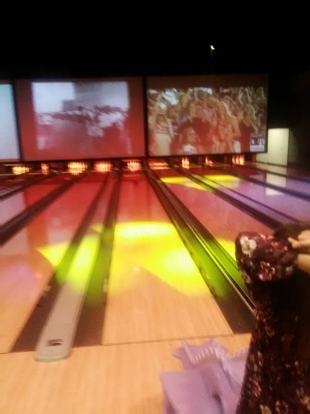 Showplace Entertainment Center & Burgh House | restaurant | 8099 Bell Oaks Dr, Newburgh, IN 47630, USA | 8128536843 OR +1 812-853-6843