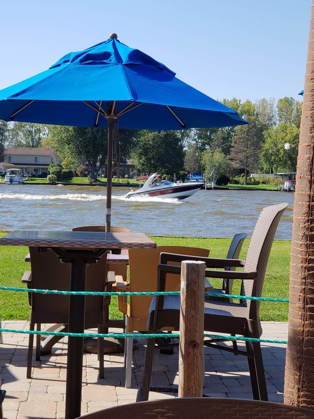 Wave Bar and Grille | restaurant | 3309 N Chapel Hill Rd, Johnsburg, IL 60051, USA | 8156796543 OR +1 815-679-6543